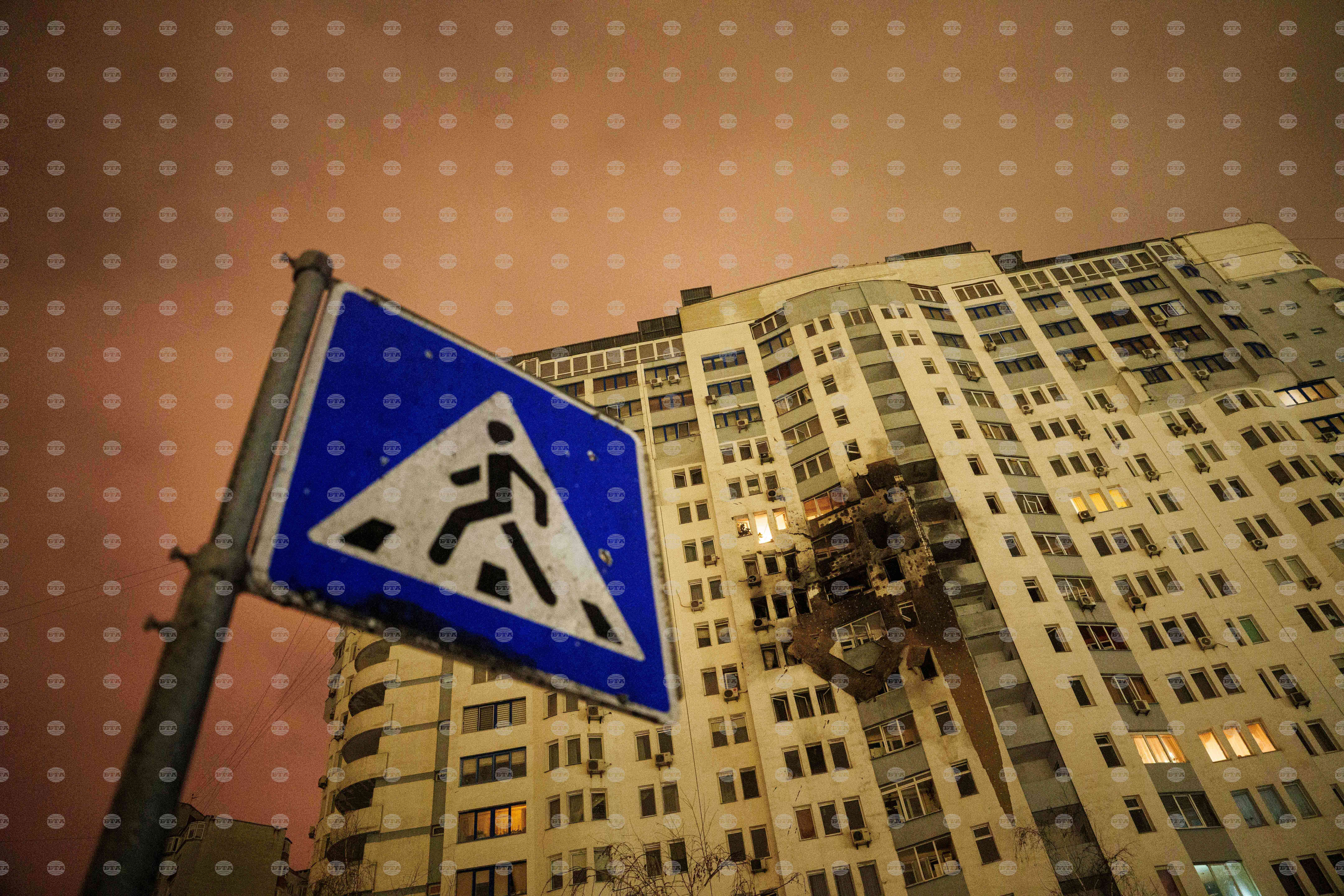 Нощната руска атака нанесе щети по 20 жилищни сгради и по посолството на Катар в Киев, съобщи Зеленски