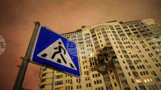 Нощната руска атака нанесе щети по 20 жилищни сгради и по посолството на Катар в Киев, съобщи Зеленски