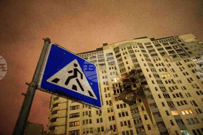 Нощната руска атака нанесе щети по 20 жилищни сгради и по посолството на Катар в Киев, съобщи Зеленски