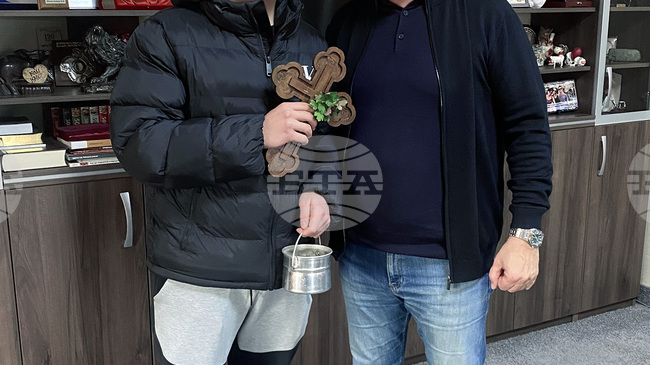 И тазгодишният "спасител" на богоявленския кръст в Луковит дари събраните от Йордановден средства за народни носии