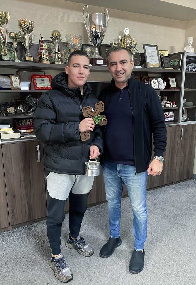 И тазгодишният "спасител" на богоявленския кръст в Луковит дари събраните от Йордановден средства за народни носии