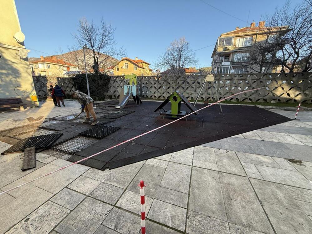 Община Сливен започна ремонт на още две детски площадки