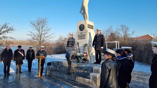 Висшето военноморско училище отбеляза 145 години от създаването си с тържествена церемония пред Паметника на моряка в Русе