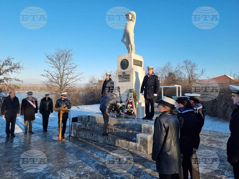 Висшето военноморско училище отбеляза 145 години от създаването си с тържествена церемония пред Паметника на моряка в Русе