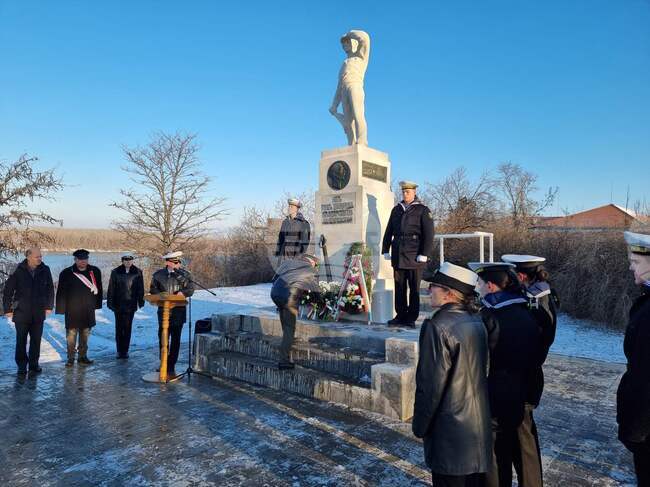 Висшето военноморско училище отбеляза 145 години от създаването си с тържествена церемония пред Паметника на моряка в Русе