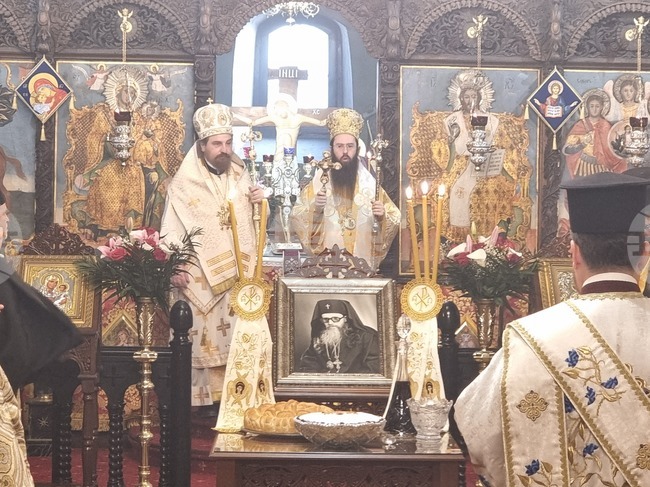 Митрополит Йоаникий остави светла следа в Сливенската епархия, каза по време на заупокойна литургия митрополит Арсений