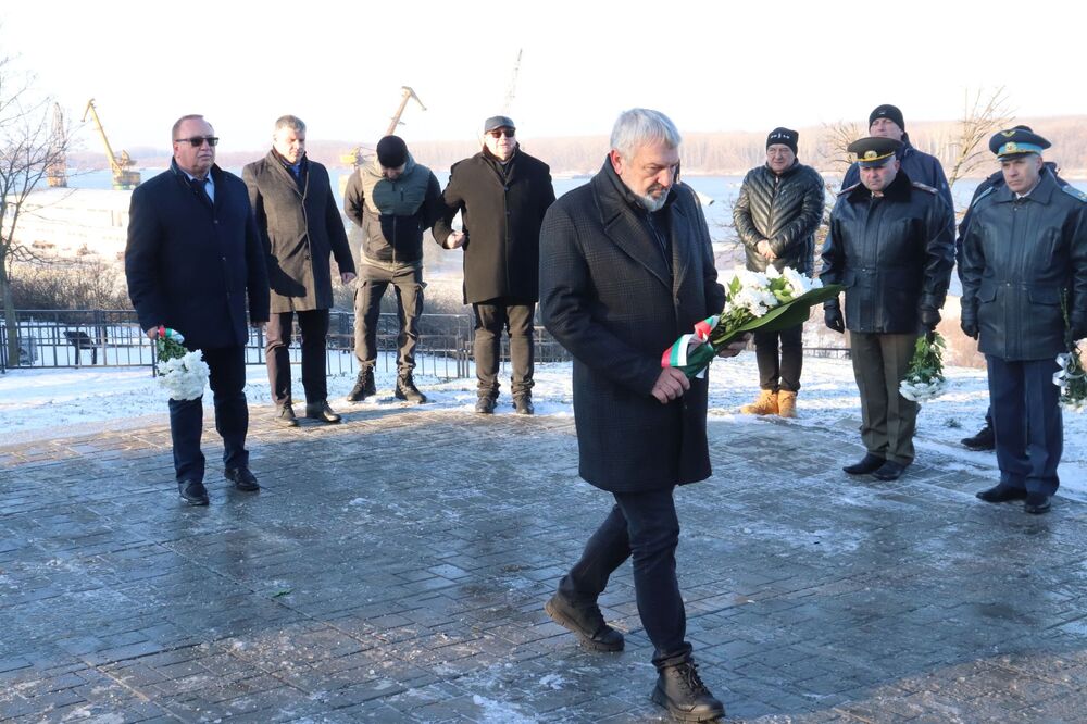 ОА Русе: Висшето военноморско училище отбеляза 145 години от създаването си с тържествена церемония пред Паметника на моряка в Русе