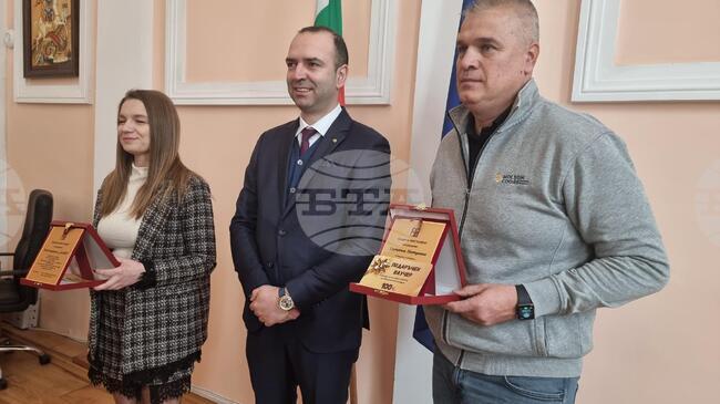 Кметът на Кюстендил награди победителите от коледния конкурс за украса