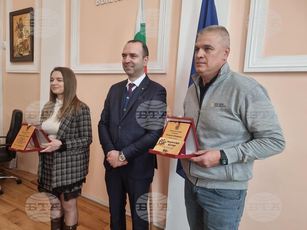 Кметът на Кюстендил награди победителите от коледния конкурс за украса