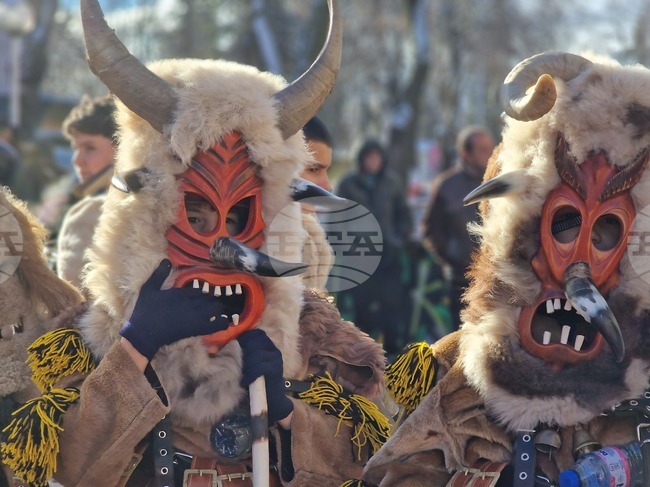 Близо 400 деца се включиха във второто сурвакарско шествие в най-големия квартал в Перник „Изток“
