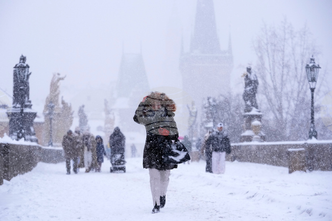 Бурята "Горети" остави хиляди домакинства без ток и предизвиква нарушения във въздушния и железопътния транспорт в Северна Европа 