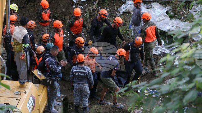 Двама души са загинали, а 36 са в неизвестност, след като лавина от боклук се срути в сметище във Филипините