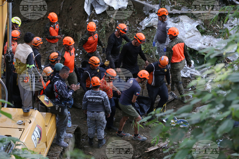 Двама души са загинали, а 36 са в неизвестност, след като лавина от боклук се срути в сметище във Филипините