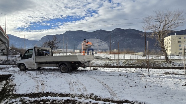 Неизвестен е срязал част от предпазната ограда по жп линията във Враца, изградена след инцидент със загинал младеж