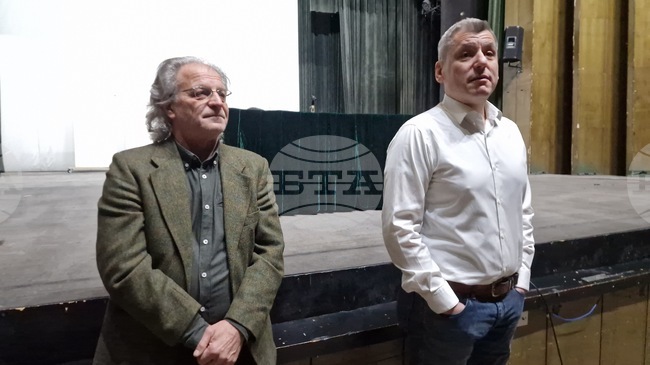 Новоназначеният директор на Великотърновския театър Ганчо Ганчев се срещна с новите си колеги в присъствието на Георги Султанов