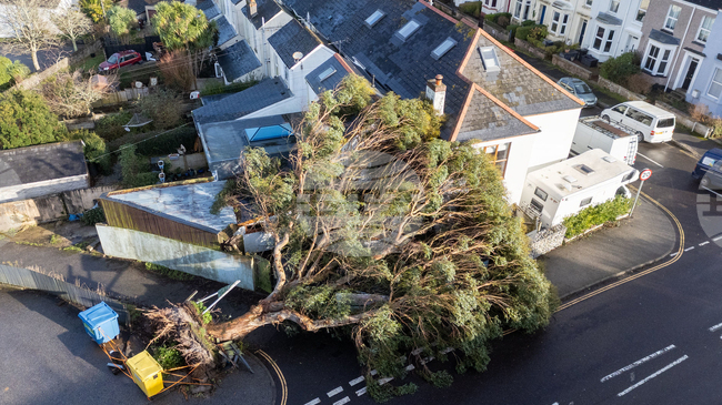 Кодът за опасни метеорологични условия остава в цяла Великобритания и след бурята "Горети"