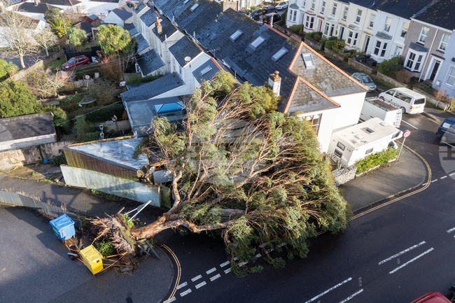 Кодът за опасни метеорологични условия остава в цяла Великобритания и след бурята "Горети"