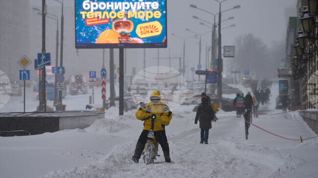 Руският Далечен изток беше затрупан от метри сняг, а снеговалежи предизвикаха проблеми в транспорта в Китай и Япония