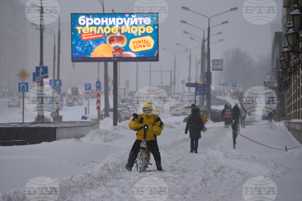 Руският Далечен изток беше затрупан от метри сняг, а снеговалежи предизвикаха проблеми в транспорта в Китай и Япония