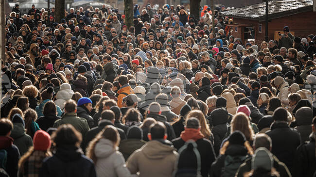 Швейцарската прокуратура разпита собствениците на бар "Констеласион" в Кран Монтана, в който на Нова година избухна пожар, причинил смъртта на 40 души