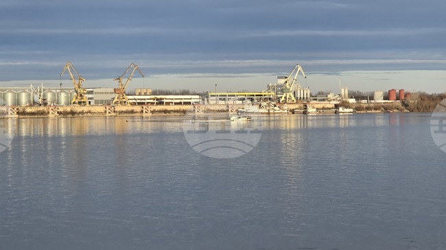 Кораб, заседнал срещу Свищов в румънската част на р. Дунав потъва, от „Речен надзор - Русе" увериха, че не пречи на корабоплаването 