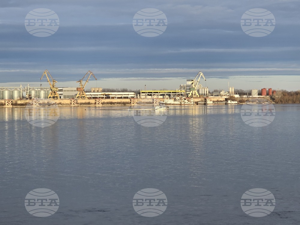 Два шлепа със селскостопански торове са потънали в река Дунав; има повишена концентрация на амоний, който се разтваря след няколко километра