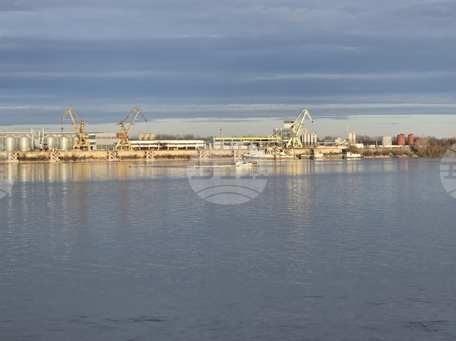 Кораб, заседнал срещу Свищов в румънската част на р. Дунав, потъва; от „Речен надзор - Русе" увериха, че не пречи на корабоплаването 