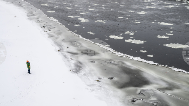 Гигантски ледени блокове възпрепятстват корабоплаването по река Елба в Северна Германия, заявиха властите