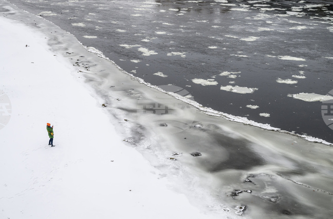 Гигантски ледени блокове възпрепятстват корабоплаването по река Елба в Северна Германия, заявиха властите