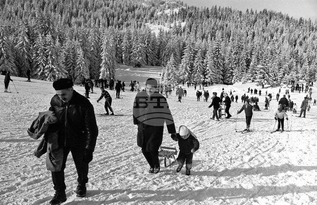 Георги Аспарухов-Гунди със сина си на Витоша
