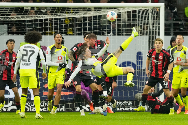Айнтрахт Франкфурт и Борусия Дортмунд завършиха наравно в мач с шест гола от 16-ия кръг на Бундеслигата 