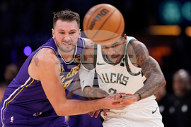 APTOPIX Bucks Lakers Basketball