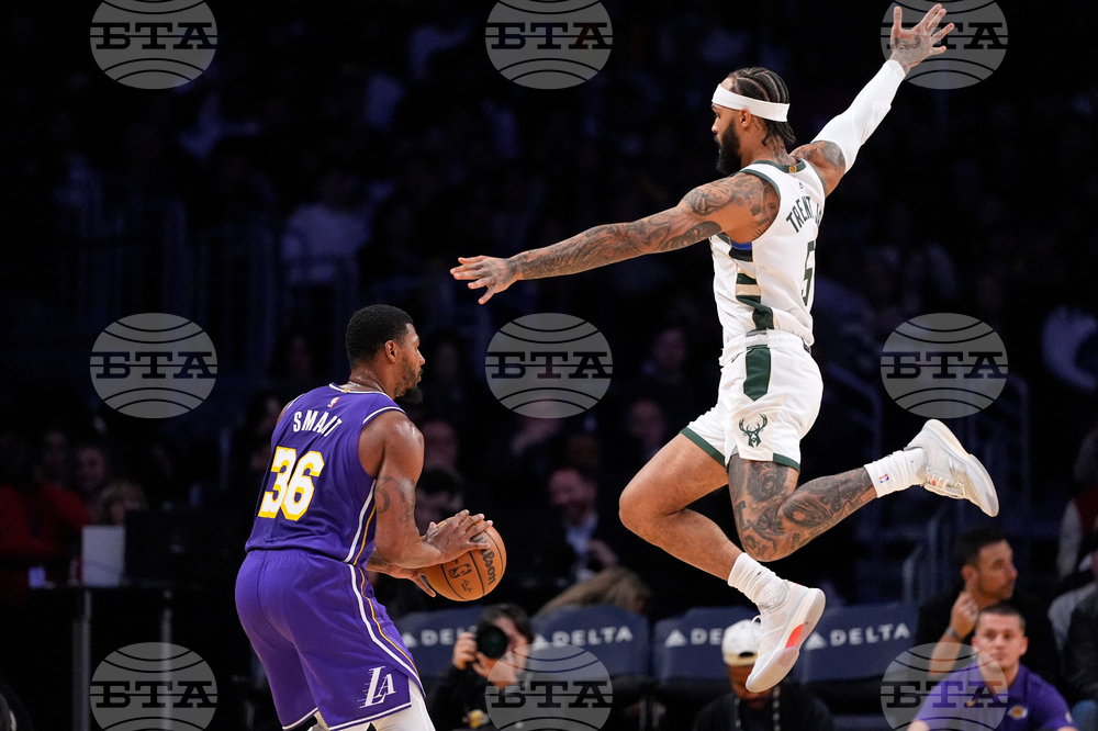 APTOPIX Bucks Lakers Basketball