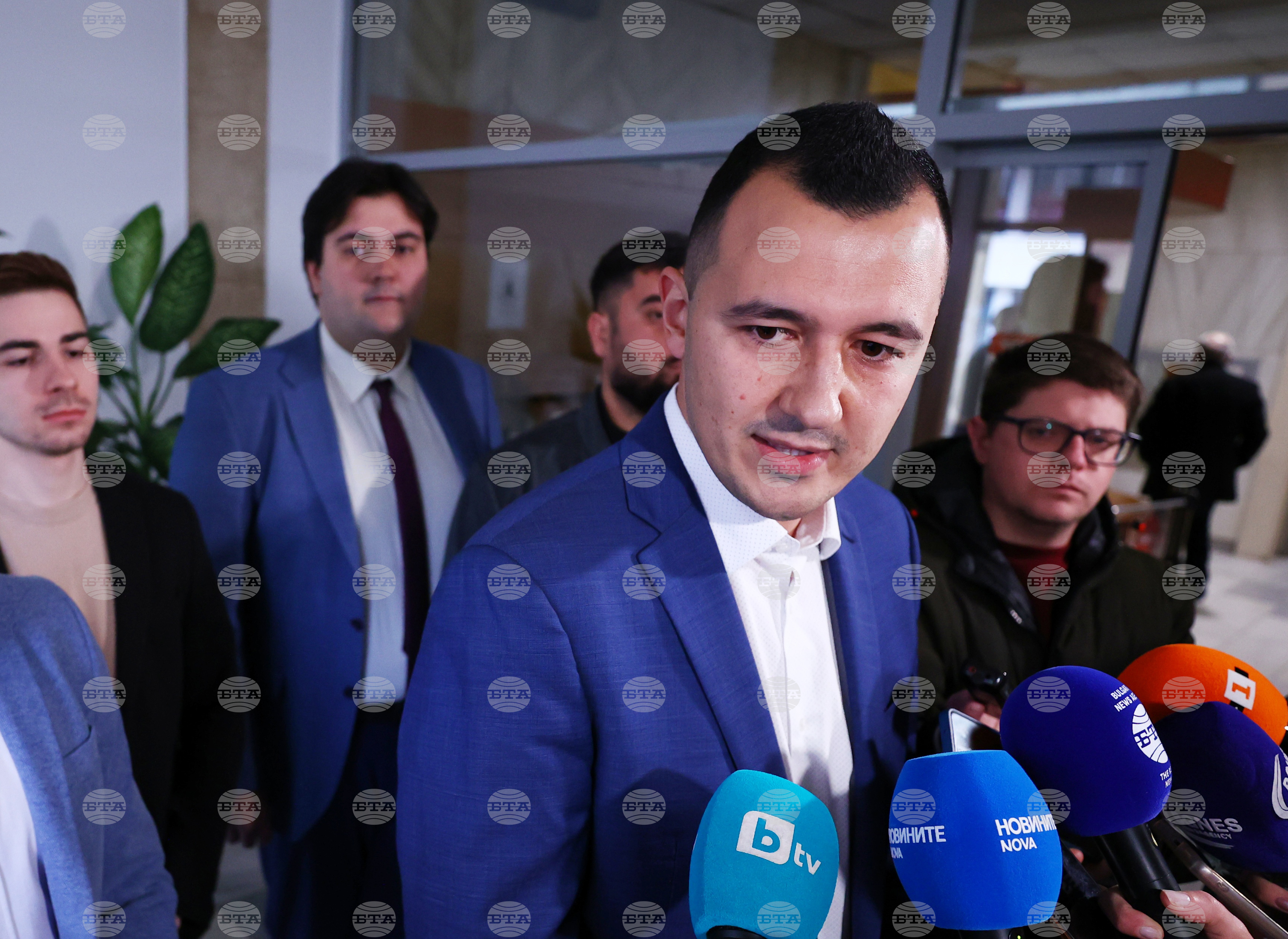 Трябва смяна на ръководството на БСП, защото левицата има нужда от нов път, каза председателят на Младежкото обединение на партията