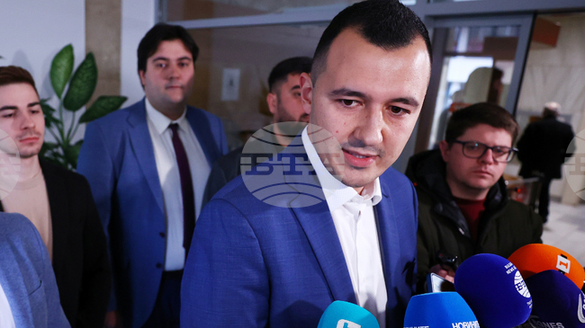 Трябва смяна на ръководството на БСП, защото левицата има нужда от нов път, каза председателят на Младежкото обединение на партията