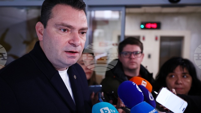 Свикването на конгрес има опасност да хвърли партията във вътрешни междуособици, които са характерни за БСП, каза Калоян Паргов