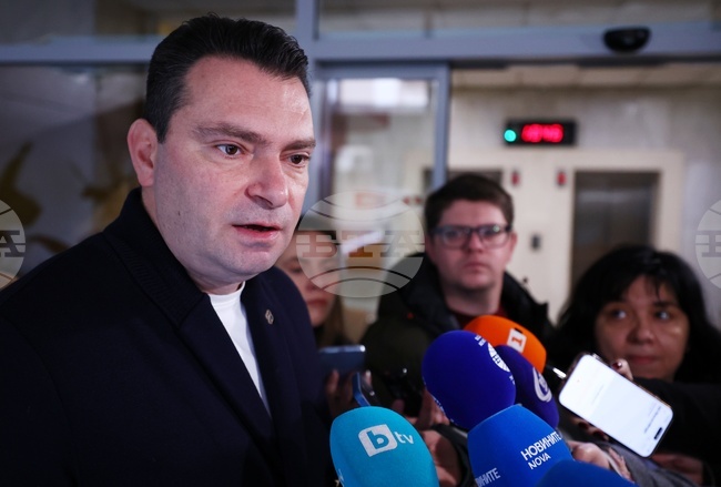 Свикването на конгрес има опасност да хвърли партията във вътрешни междуособици, които са характерни за БСП, каза Калоян Паргов