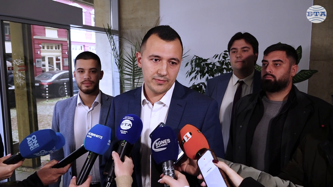 Трябва смяна на ръководството на БСП, защото левицата има нужда от нов път, каза председателят на Младежкото обединение на партията