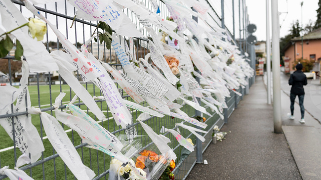 Поход в памет на жертвите на пожара в Кран Монтана беше организиран в швейцарския град Лютри