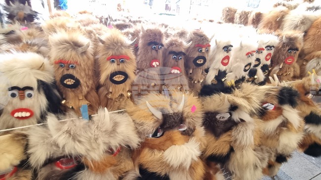 Забраняват продажбата на сувенири с логото на фестивала „Сурва“ в Перник извън официалните щандове