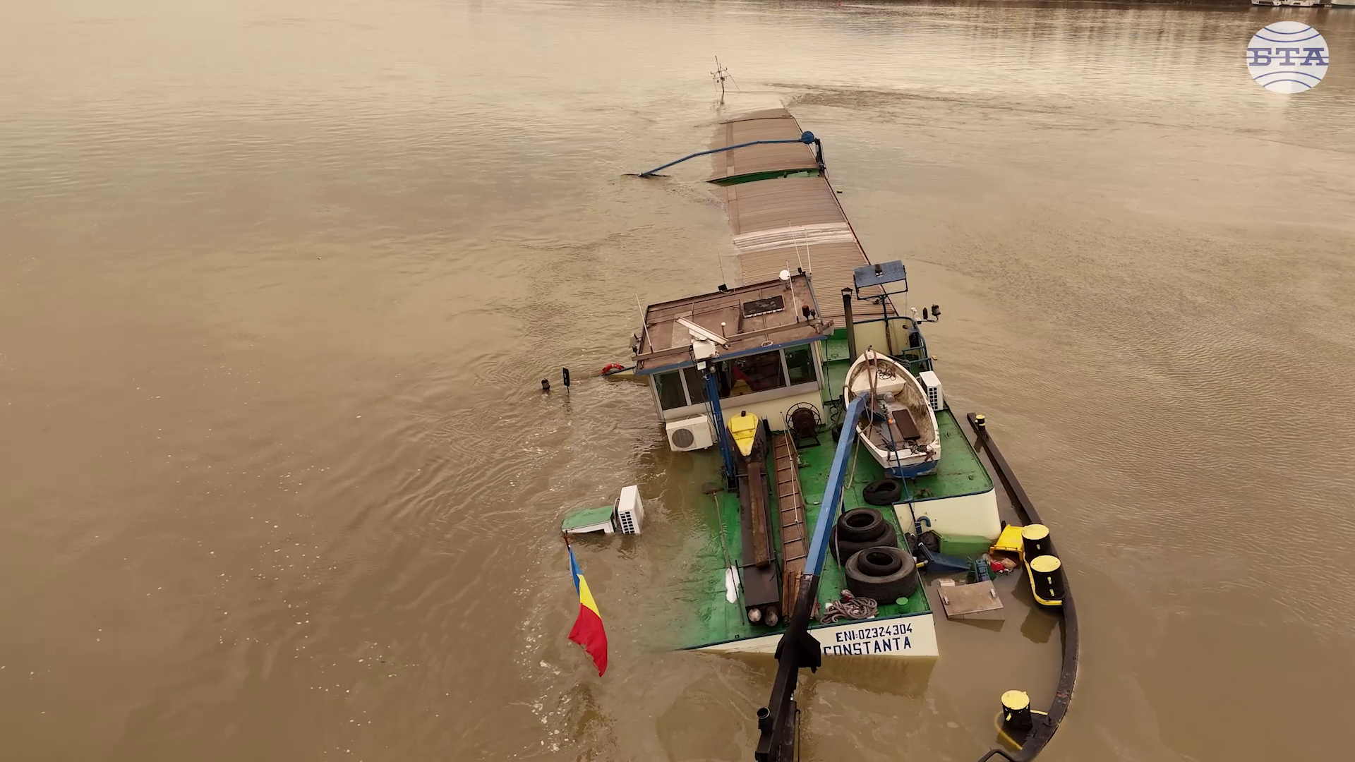 Кораб, заседнал срещу Свищов в румънската част на р. Дунав, потъва; от „Речен надзор - Русе" увериха, че не пречи на корабоплаването