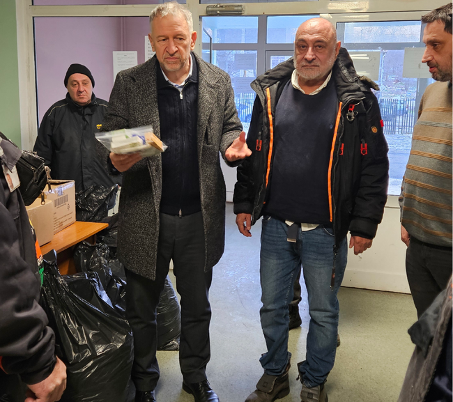 Център за защита на правата в здравеопазването: Дарихме пакети за първа помощ и топли дрехи на бездомни в София 