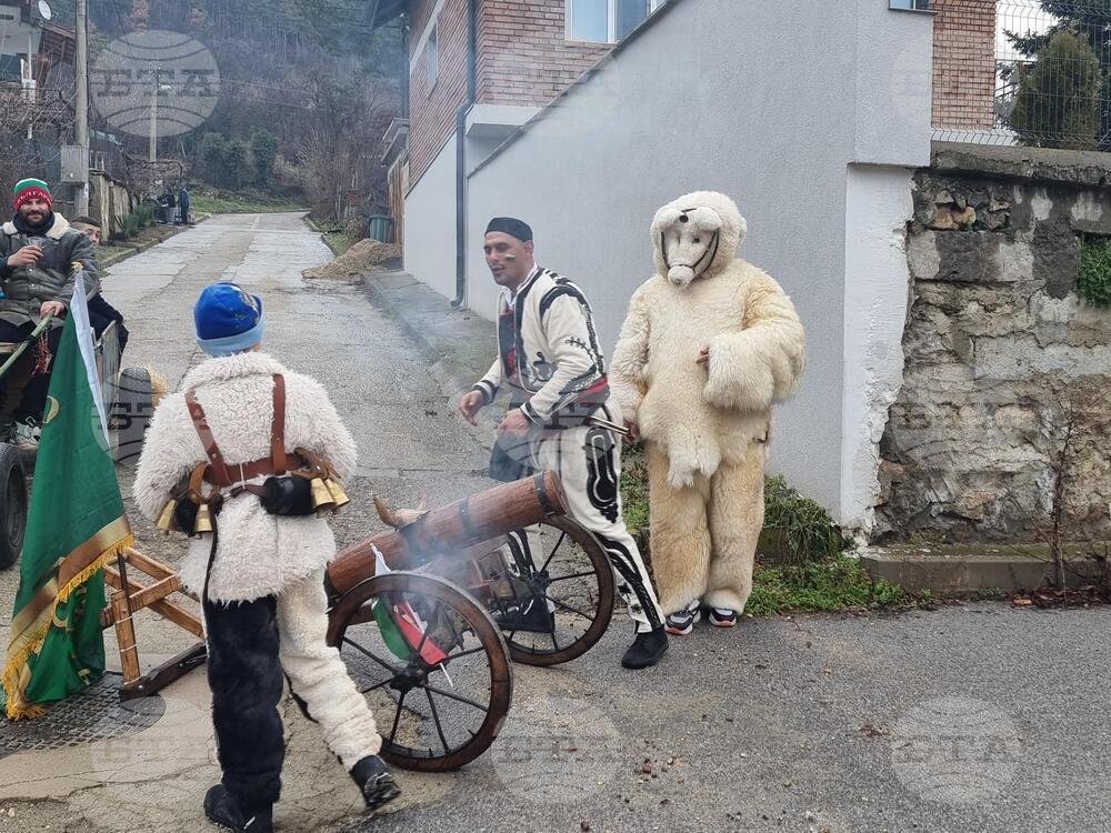 Бобошево - кукери - шествие