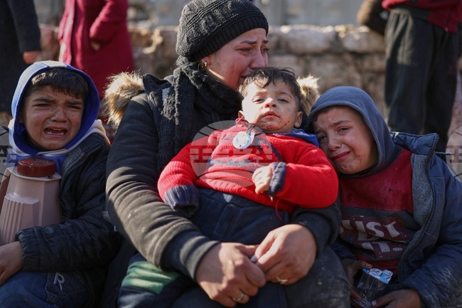 Сирийските власти евакуираха от Алепо над 400 кюрдски бойци и арестуваха 300 кюрди, съобщи Министерството на вътрешните работи