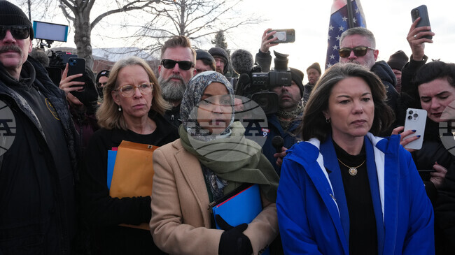 Министерството на правосъдието на САЩ повдигна обвинения на мъжа, напръскал с ябълков оцет конгресменката Илхан Омар