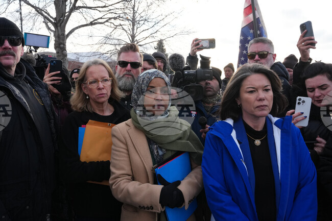 Министерството на правосъдието на САЩ повдигна обвинения на мъжа, напръскал с ябълков оцет конгресменката Илхан Омар