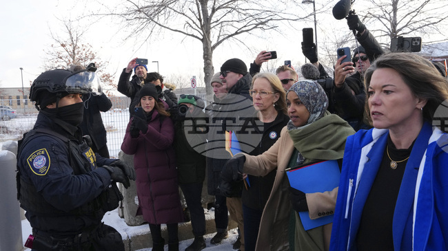 Мъж прекъсна обществена проява на конгресменката от Демократическата партия Илхан Омар в Минесота и я напръска с неприятно миришеща течност