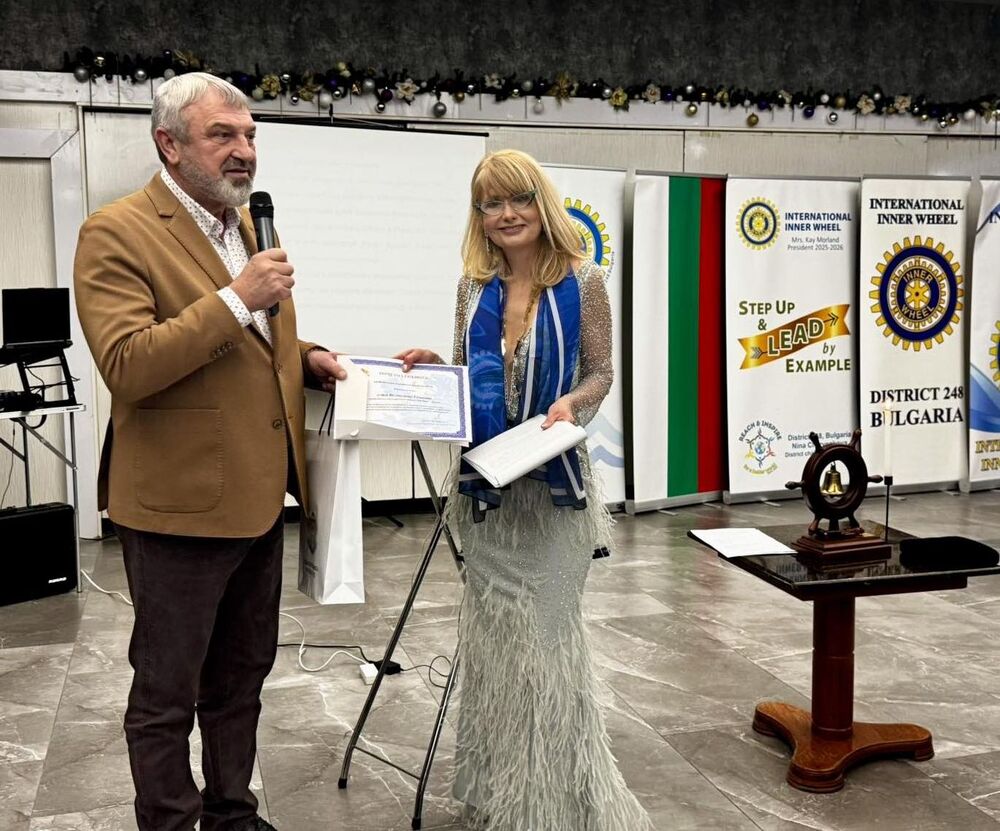 ОА Русе: Инър Уийл Клуб Русе – Дунав стана на 20 години. Президентът на организацията Велислава Гочкова бе удостоена с почетна грамота от областния управител Драгомир Драганов