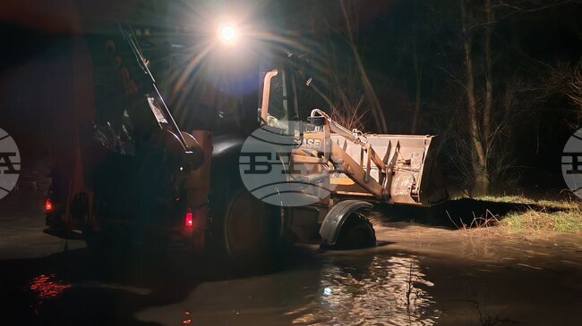 Ситуацията в град Батановци е спокойна, а пропукалата се дига е възстановена, съобщи кметът Радослав Петров