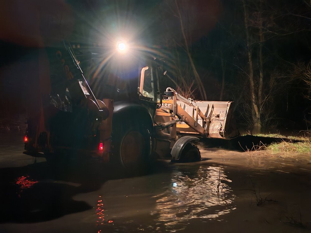 Ситуацията в град Батановци е спокойна, а пропукалата се дига е възстановена, съобщи кметът Радослав Петров